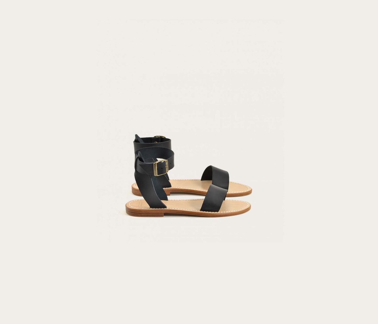 paire de sandale noire pour enfant, paire de sandale pour enfant en cuir fabriquée en france, paire de sandale artisanale noire enfant, la botte gardiane paire de sandale en cuir mage enfant, paire de sandale en cuir de veau tannage végétal
