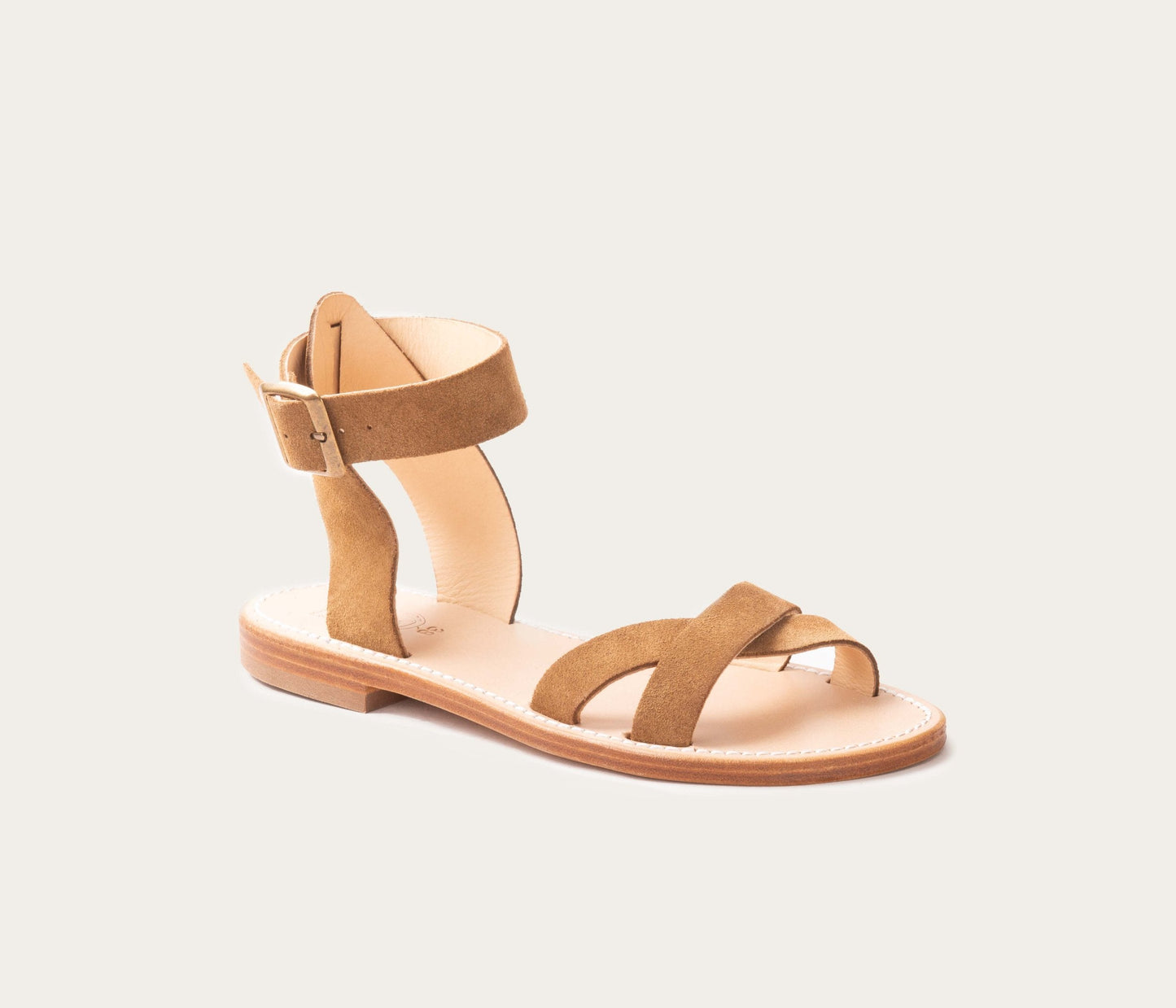 sandale en cuir daim havane, la botte gardiane sandale,, sandale en cuir velours, label epv, botte gardianne, botte gardiane, bitte gardiane, nu pieds en cuir pour femme en cuir, Camargue sandale, sandale femme avec bride croisée à l'avant