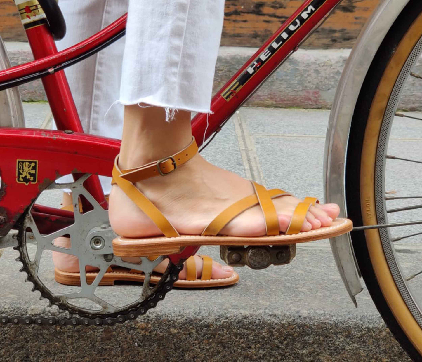 paire de sandales modèle Sauve la botte gardiane porté, sandale en cuir naturel femme porté