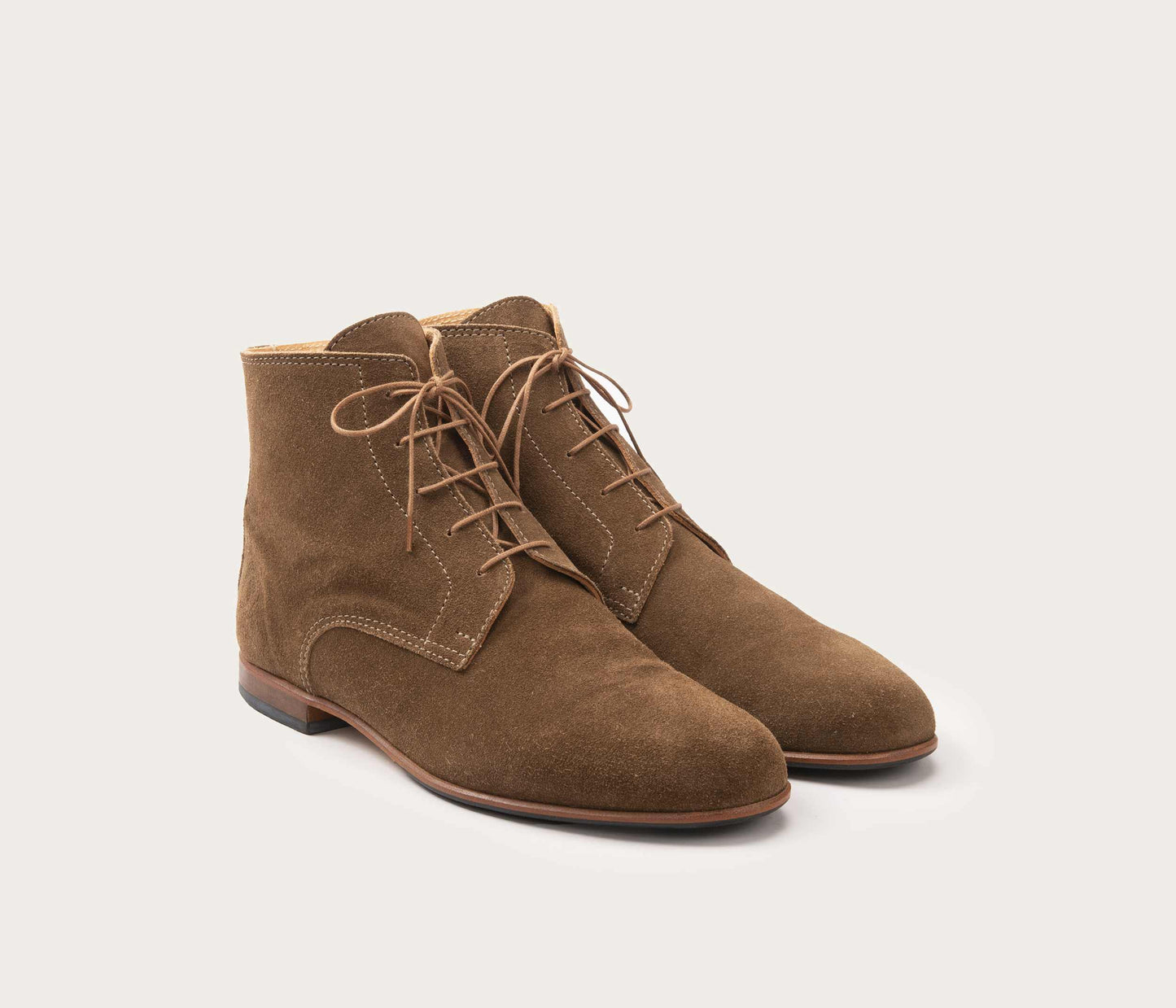 paire de chaussures pour homme en cuir - bottines en cuir homme - taupe chaussure - bottines a lacets homme - boots pour homme en cuir - boots à lacets homme - paire de boots en cuir taupe à lacets
