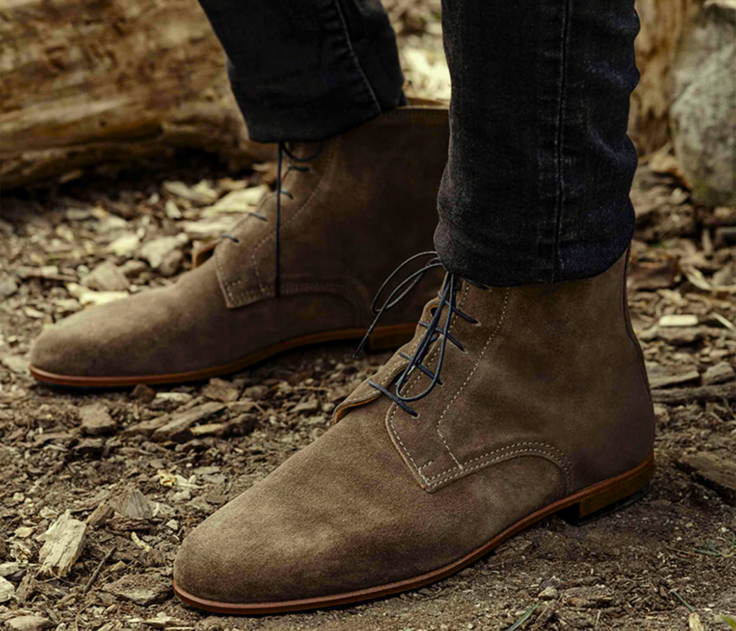 photo portée boots cuir homme - paire de boots à lacets en cuir pour homme - bottine en cuir taupe à lacets homme - boots à lacets homme en cuir porté - boots camargue taupe - la botte gardiane modèle homme
