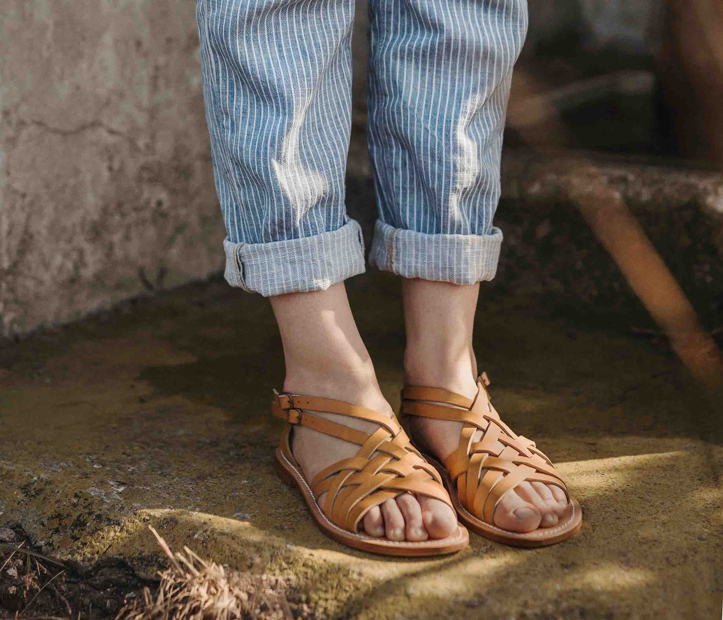sandale en cuir femme - sandale en cuir gars naturel - nus pieds en cuir femme - nus pieds femme en cuir naturel - la botte gardiane sandale naturel - photo portée nus pieds femme - idées tenues sandales camarguaises - sandales camarguaises femme en cuir