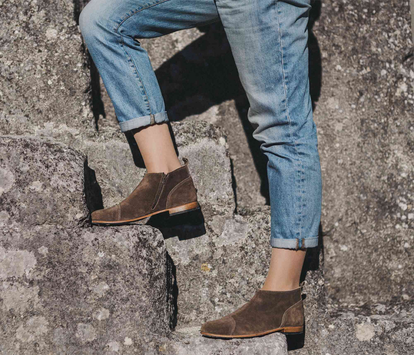 paire de chaussures avec zip femme - cuir velours - chaussure en cuir velours taupe femme - chaussures pour femme en cuir taupe - chaussure zip velours - metiers d'art - EPV la botte gardiane