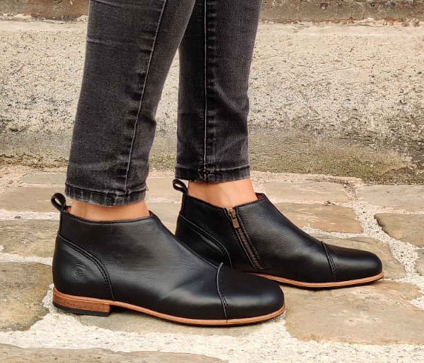 chaussure portée - chaussure la botte gardiane noire à zip - chaussure en cuir la botte gardiane en cuir noir à zip portée - la botte gardiane chaussure portée en cuir noir