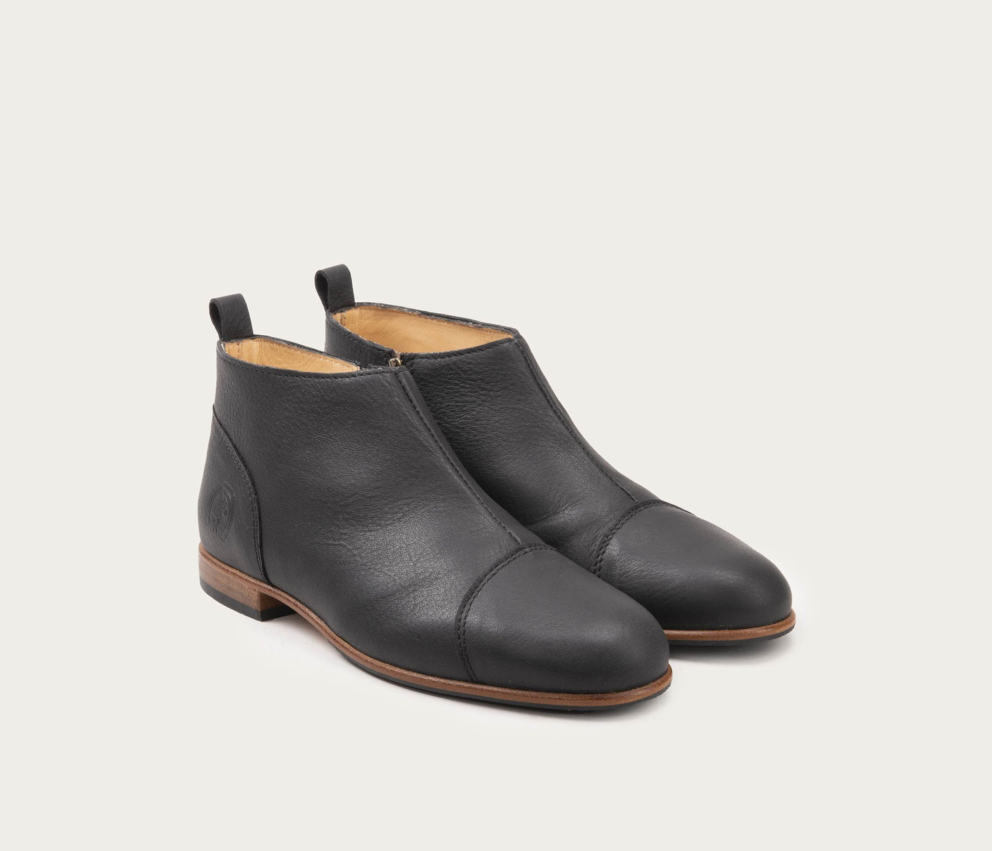 paire de chaussure la botte gardiane en cuir souple noir - la botte gardiane chaussure basse en cuir souple noir - paire de chaussure cuir souple - chaussure camarguaise en cuir noir - camargue chaussure en cuir noir femme - chaussures basses camarguaise la botte gardiane noir - paire de chaussure pour femme en cuir français - paire de chaussure femme zippée - chaussures en cuir avec un zip pour femme