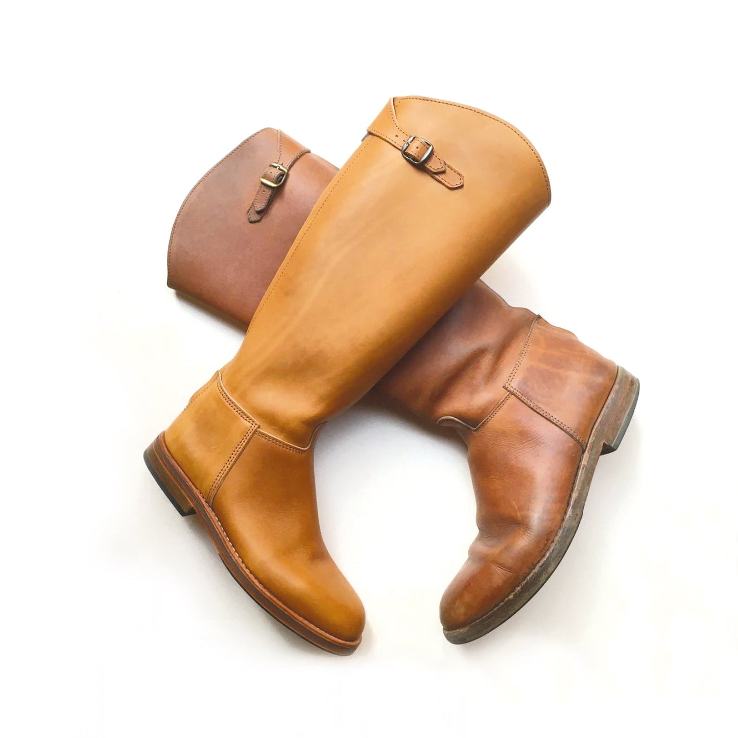 chaussure qui atine, patine, cuir, botte cavalière, botte haute, bottes, botte équitation, bottes, botte naturel, botte française, fabriquant chaussure francais, camargue, la botte gardiane, artisan français, lavel epv, patrimoine vivant français