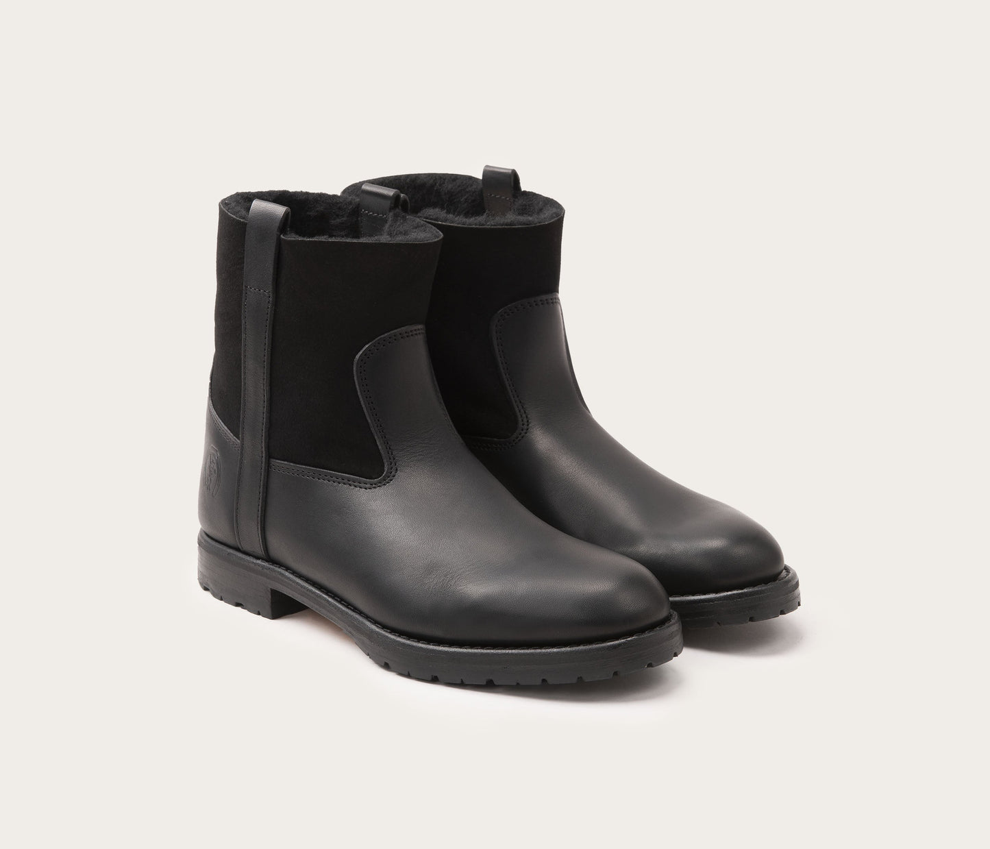 paire de chaussure semelle crantée - paire de bottine en cuir gras et peau de mouton - paire bottines fourrée en mouton homme - bottine avoriaz homme en cuir - semelle crantée bottine - résistant à l'eau - atelier EVP - bottine avoriaz camarguaise homme