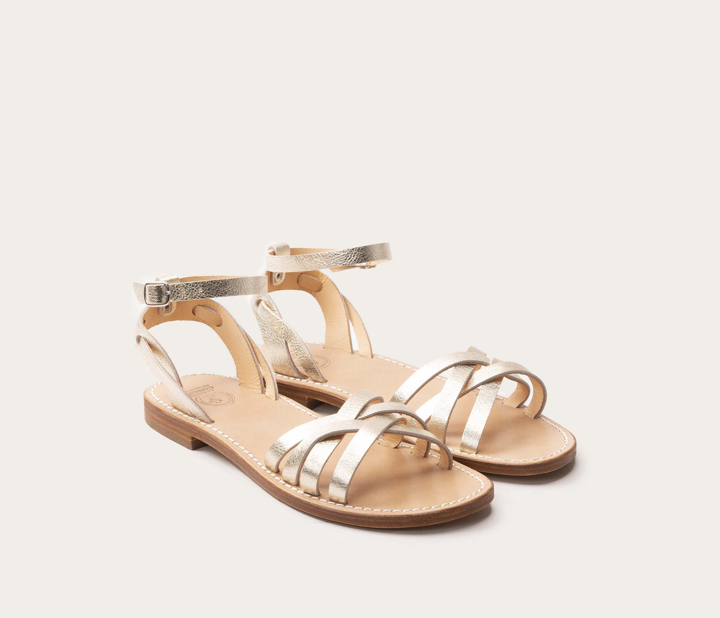 paire de sandale en cuir métallisé, paire de sandale en en cuir argent, nu pieds couleur champagne métallisé en cuir, sandale artisanale camarguaise, paire de nu pieds en cuir artisanaux