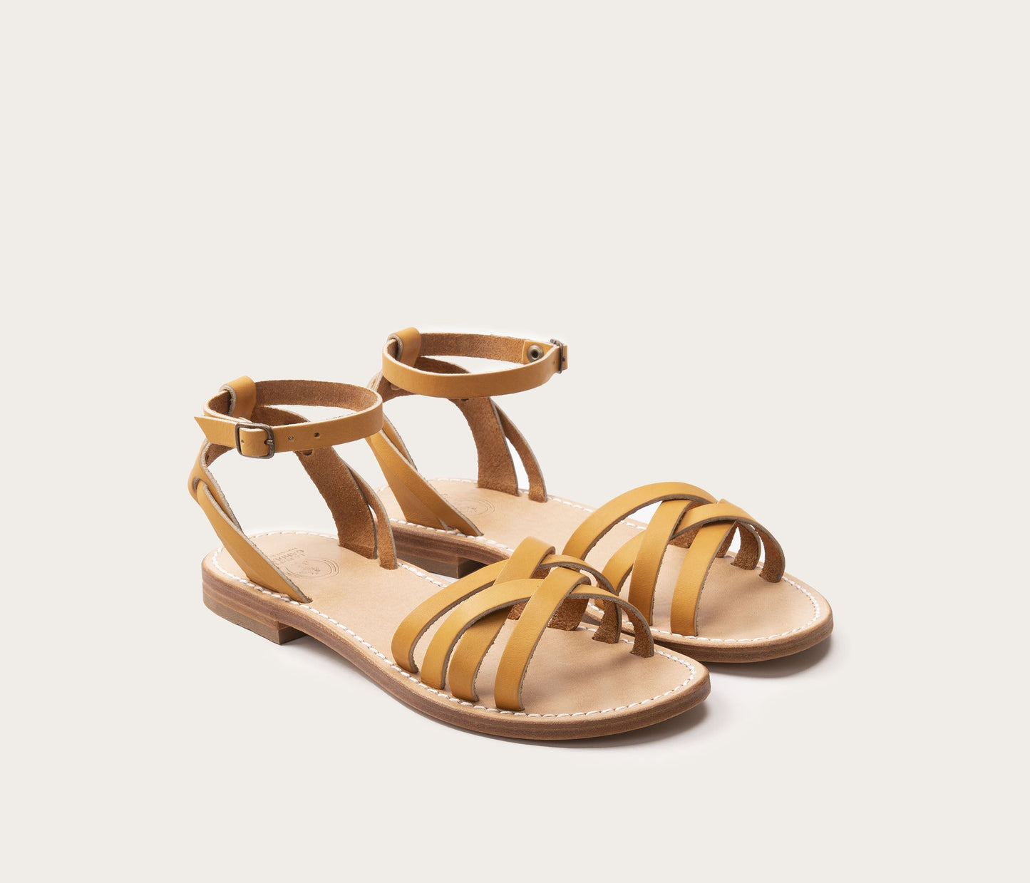 sandale la botte gardiane, semelle tannage végétal, Sandales en cuir femme confort, sandales cuir femme artisanales, paire de sandale en cuir femme, sandale plate en cuir, sandale talon plat en cuir naturel français, fabrication artisanale française