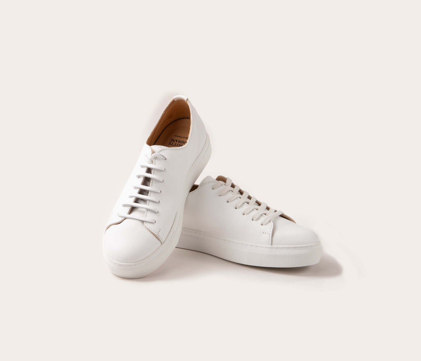 basket blanche lacet cuir et lacet tissé, paire de basket blanche, basket blanche fabriquée en occitanie, paire de basket blanche la botte gardiane, sneakers la botte gardiane