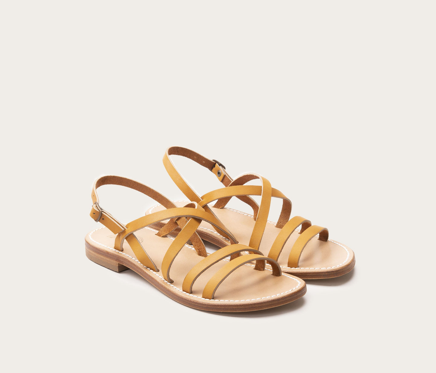 paire de sandale en cuir femme - paire de sandale camarguaise en cuir naturel - cuir tannerie haas - nus pieds en cuir français - paire de nus pieds en cuir femme - sandales bastille la botte gardiane en cuir naturel - paire de sandales la botte gardiane en cuir naturel brides fines - nus pieds réglables - sandales grandes pointures femme