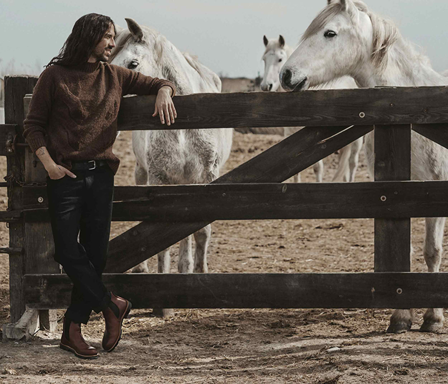 chevaux camarguais - la botte gardiane boots en cuir bordeaux - boots de gardian portée en Camargue - shooting en camargue chaussure - la botte gardiane boots portée