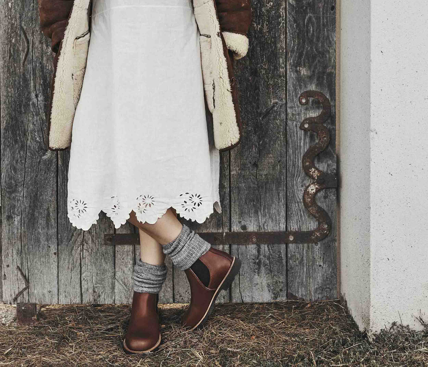 boots femme en cuir marron porté - bottine femme boots en cuir gras shooting - paire de bottine pour femme en cuir suportlo tenue - idées tenues boots camarguaise - idées tenues femme bottine camarguaise - robe te bottine - shooting en camargue - bottine et chaussette style - paire de boots style Blundstone