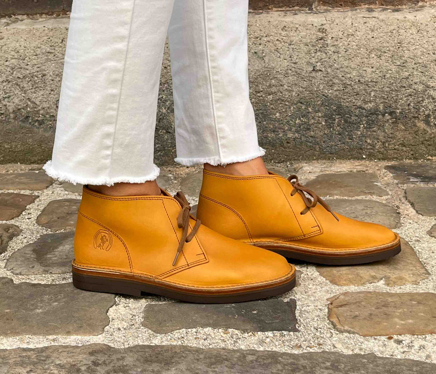 desertboots cuir naturel portée, desertboots portée femme naturel, chaussure desertboots femme cuir, chaussure femme naturel cuir, chaussure lacets suportlo, desertboots femme suportlo, desertboots clarks la botte guardiane