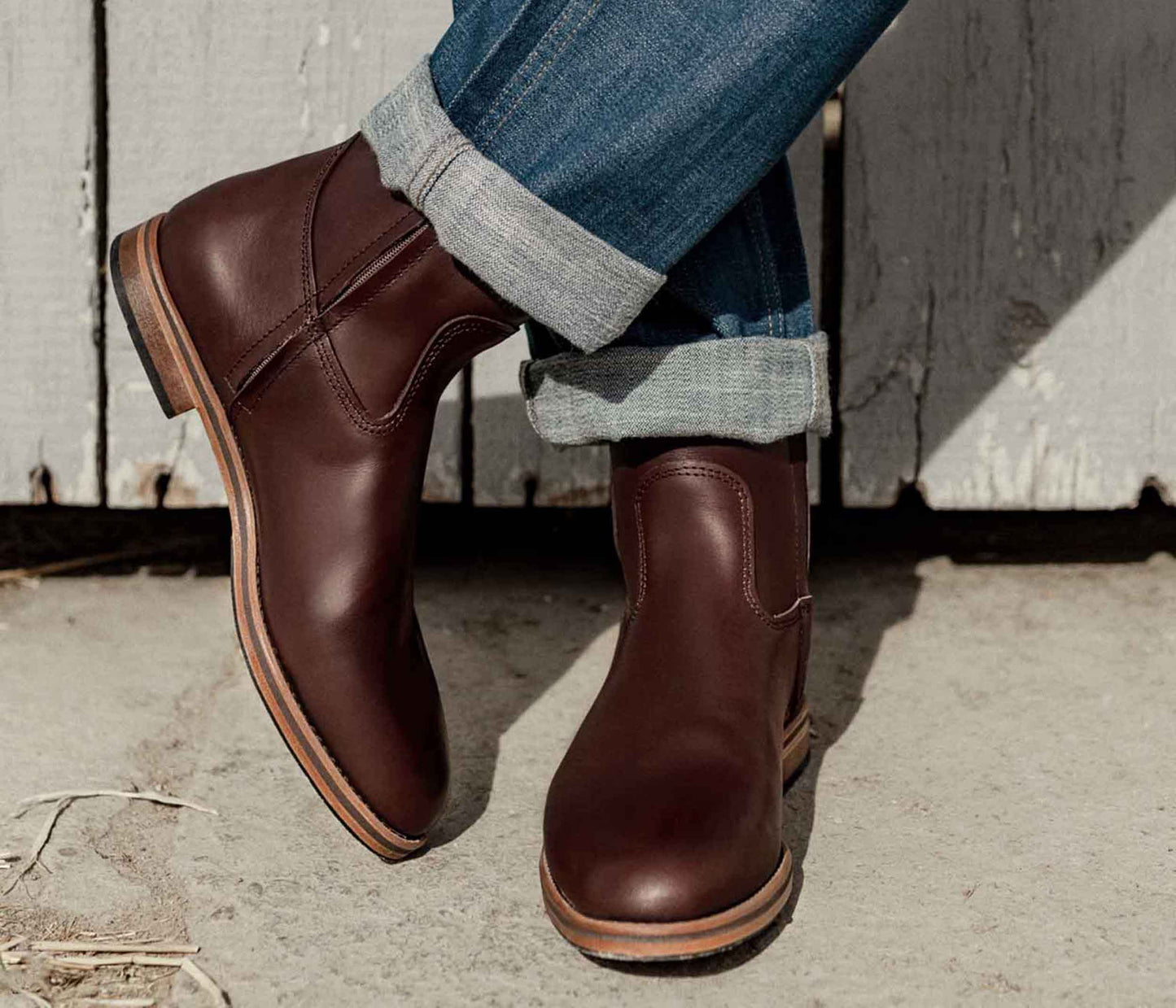 paire de bottine pour homme en cuir porté, paire de bottine couleur café en cuir homme porté, bottine zippée en cuir homme en cuir suportlo porté, la botte gardiane bottine Camille café portée, look jean et bottine camarguaise zippée en cuir café
