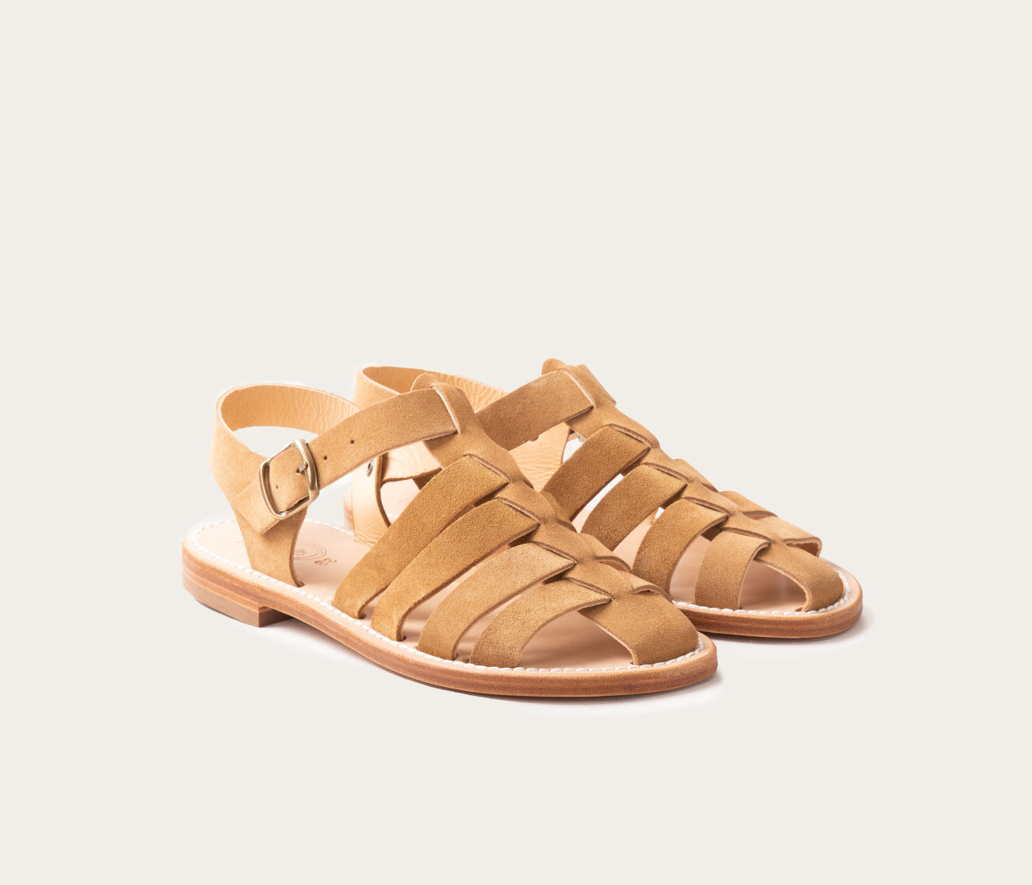 paire de sandale camarguaise, sandales fabriquées en France, la botte gardiane modèle Caroles havane, paire de sandale en cuir velours, paire de sandale en daim, paire de sandale femme style chaussure de pêcheur, made in France, métiers d'art, botte gardianne, botte gardiane, botte guardiane,