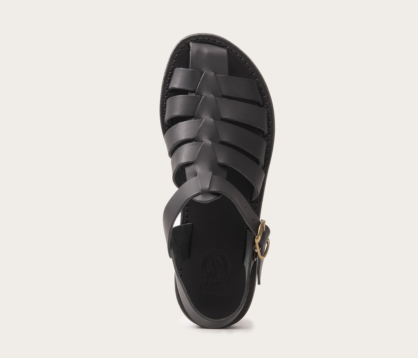 sandales noire, sandale bout ferme, sandal noir, sandale en cuire, la botte gardiane, atelier de chaussure, fabriquant français, labottegardiane, sandale labottegardiane, sandale la botte gardiane, sandale style meduse, meduse en cuir, sandale de pecheur, sandales de pécheurs, sandales de pécheur. La botte gardiane, le dernier fabriquant français de la camarguaise fabrique des sandales, sandale made in france, sandale artisanales, sandales française