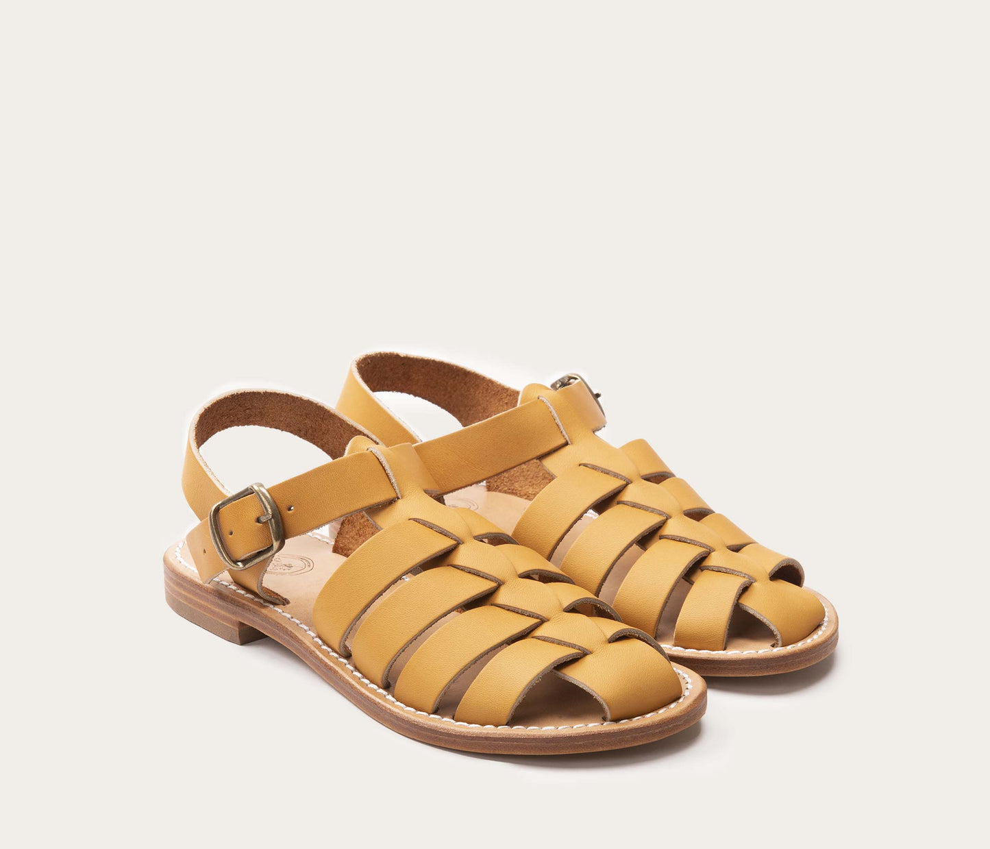 sandale la botte gardiane, sandale cuir naturel, sandale style meduses, méduse, méduses - sandales de pecheurs en cuir fra,çais - atelier la botte gardiane - sandales femme style pêcheurs en cuir naturel - look moderne avec sandale en cuir - cuir tannerie haas - chaussures style pecheurs pour femme en cuir naturel