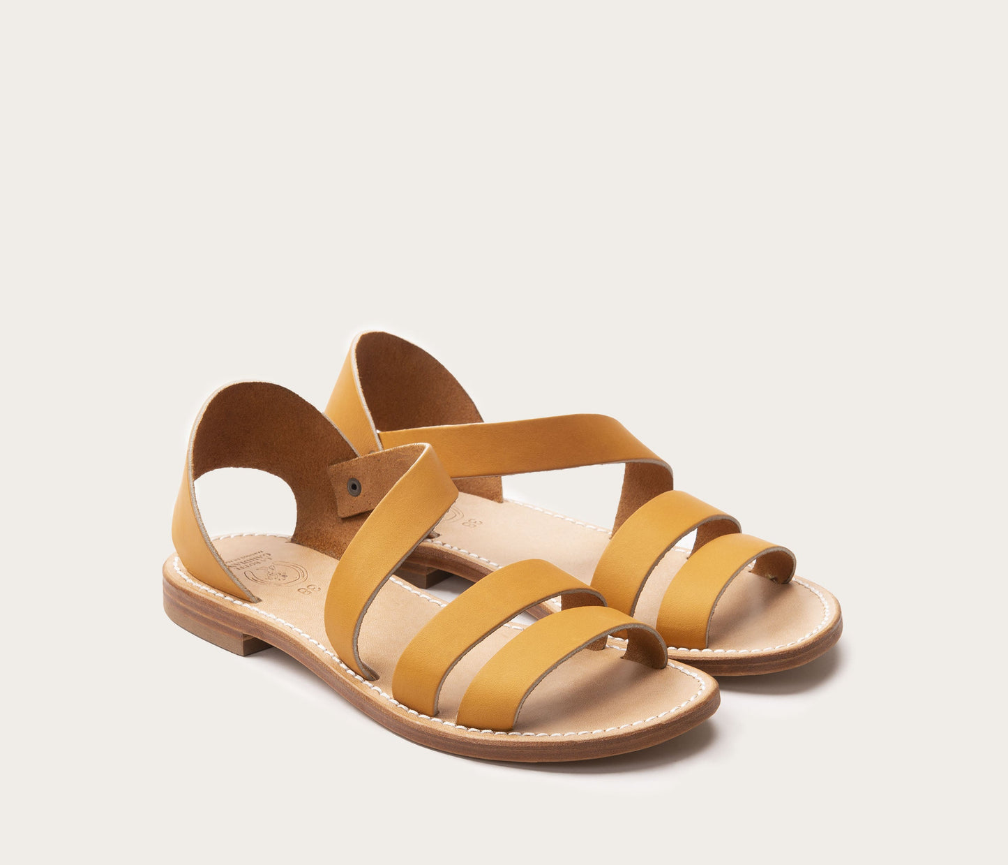 paire de nus pieds femme en cuir - paire de sandales en cuir naturel - cuir tannerie haas - paire de sandales sans attaches - paire de nus pieds faciles à enfiler - paire de sandales pour femme en cuir français - sandales la botte gardiane carry en cuir naturel