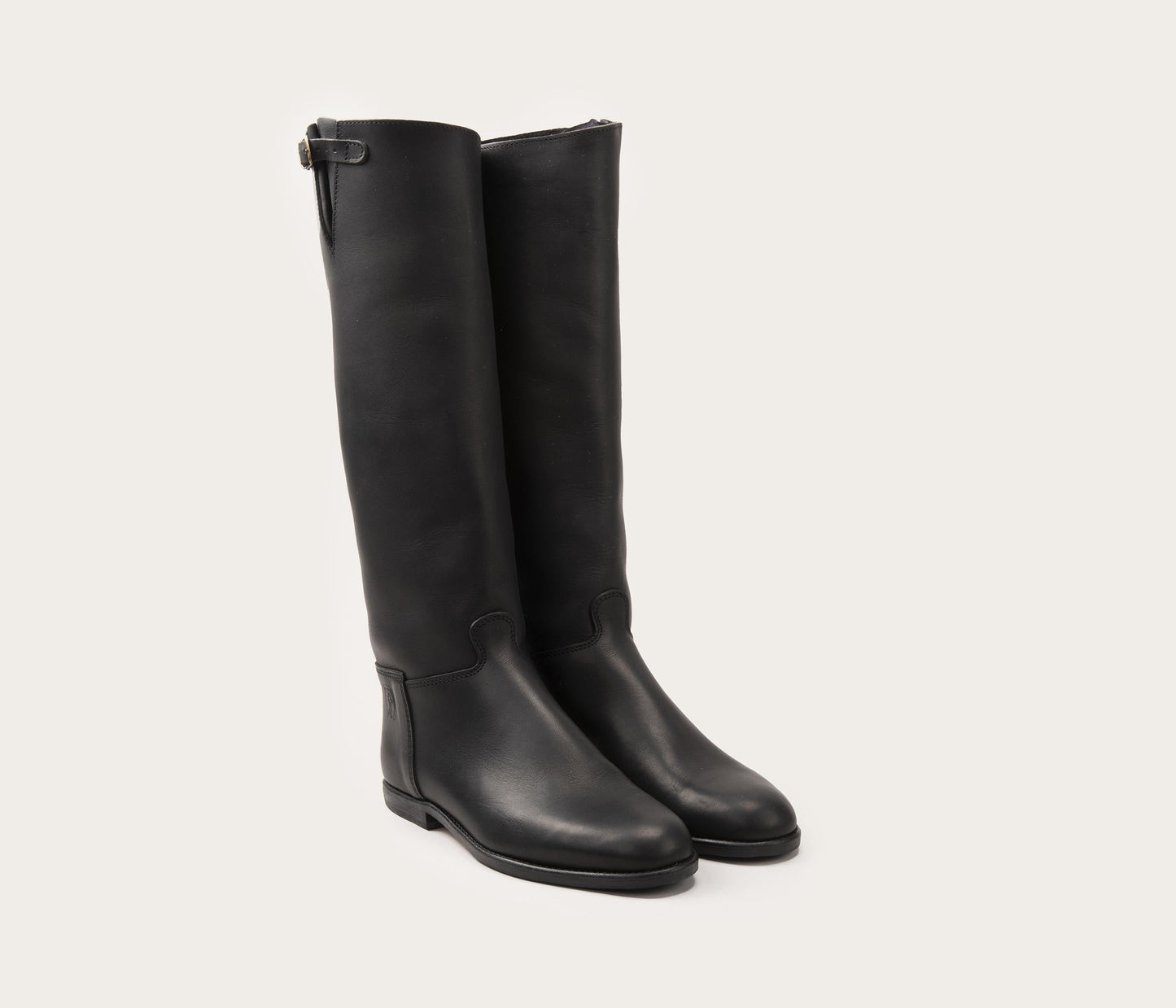 paire de botte cavalière en cuir noir gras - paire de bottes cavalières la botte gardiane noire - paire de bottes pour faire du cheval en cuir couleur noire - botte de cheval pour femme - paire de bottes camarguaises résistantes à l'eau - atelier la botte gardiane en camargue - aigues-vives - gard, paire de botte pour faire du cheval