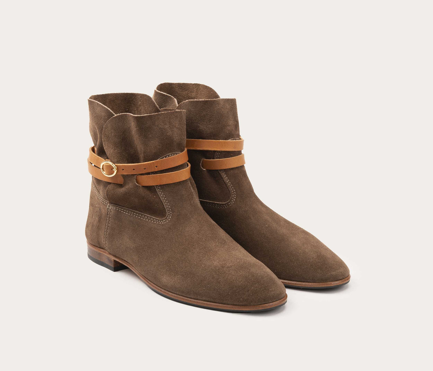 paire de bottine plate en daim - paire de bottine plate en velours - paire de bottine la botte gardiane femme en daim - modèle chelby taupe - bottine avec brides réglable - bottines réglables - paire de bottine plate réglable femme - paire de bottine camarguaise - paire de bottine plate camarguaise femme en cuir daim