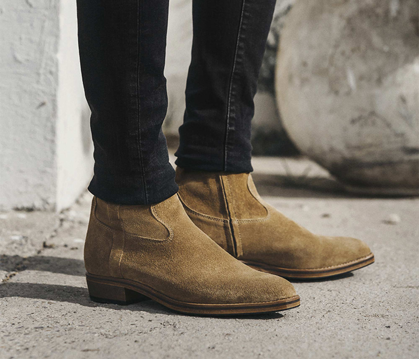 paire de bottine camarguaise - bottine camarguaise homme - bottines en velours homme - boots velours homme portées - boots avec fermeture éclair en velours homme - bottine avec fermeture éclair homme - boots fermeture éclair en cuir velours homme - la botte gardiane boots homme - bottine en cuir zip