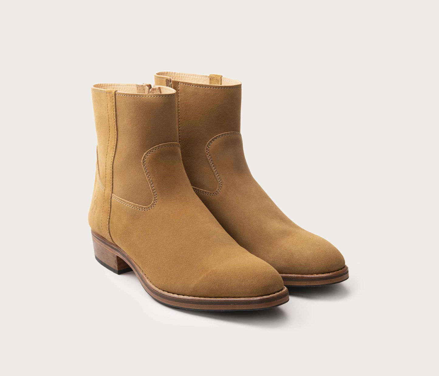 paire de bottines en cuir homme - paire de bottines beige homme - paire de boots en cuir homme avec fermeture éclair - chaussures camargue homme - fabrication française - paire de boots en cuir beige - paire de bottine en daim pour homme