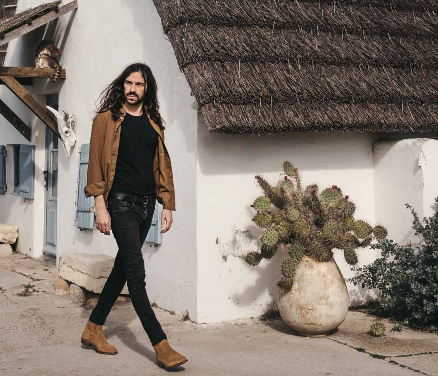la botte gardaine bottine homme camargue - boots à fermeture éclair homme vue porté - chaussures avec zip homme - chaussures avec fermeture éclair homme - chaussures casual homme en cuir - paire de boots en cuir velours - boots en cuir velours avec fermeture éclair - paire de chaussure ville en cuir