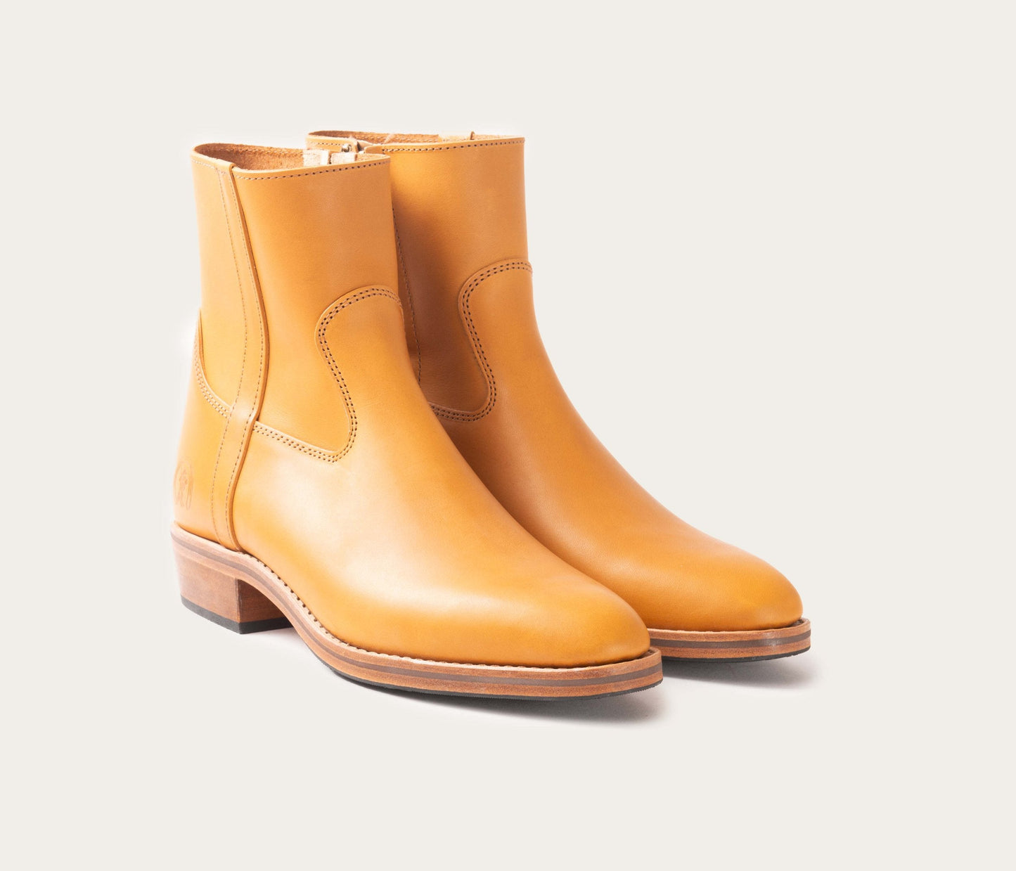 paire de boots en cuir naturel, paire de boots femme, paire de boots camargue, paie de boots en cuir style gardian, paire de bottine style gardian, paire de boots femme en cuir