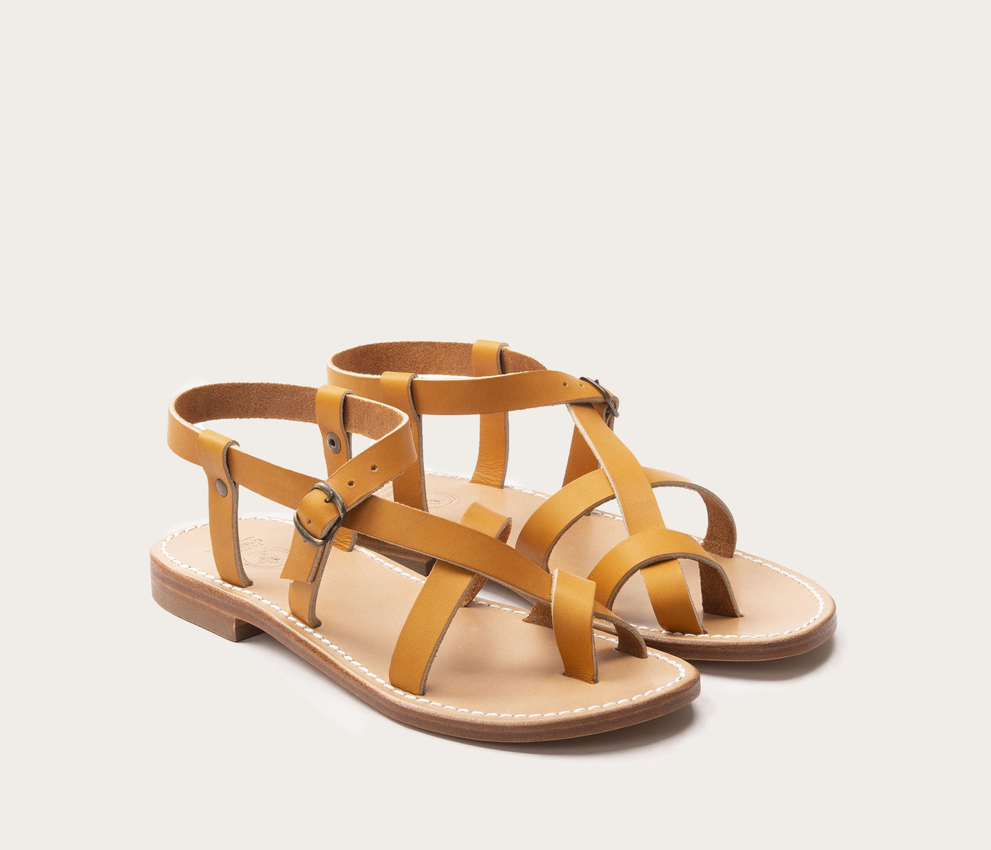 sandales cuir femme artisanales, la botte gardiane sandales, sandales naturel, sandales en cuir, sandles femmes, sandales unisexe, paire de sandales plates, paire de sandales réglables, nu pieds plats, la botte gardiane modèle Croisette naturel, paire de nu pieds artisanaux
