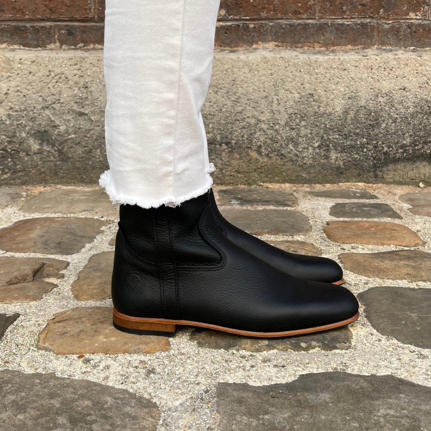 photo portée vue de coté bottines Elie en veau souple noir de marque La Botte Gardiane
