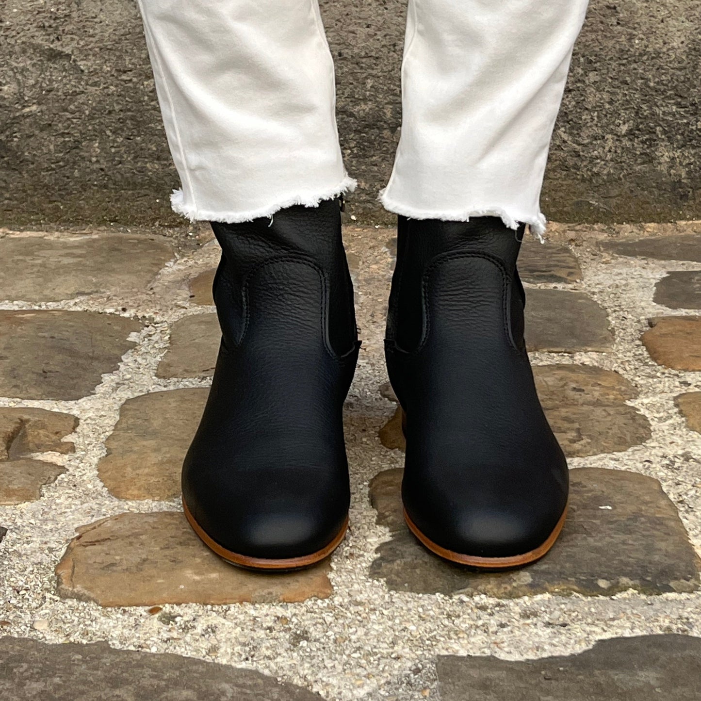 Boots en cuir zip Elie, fabriquée par La Botte Gardiane. Photo du modèle porté, vue de face. Boots noires en cuir souple, avec semelle et talon en cuir