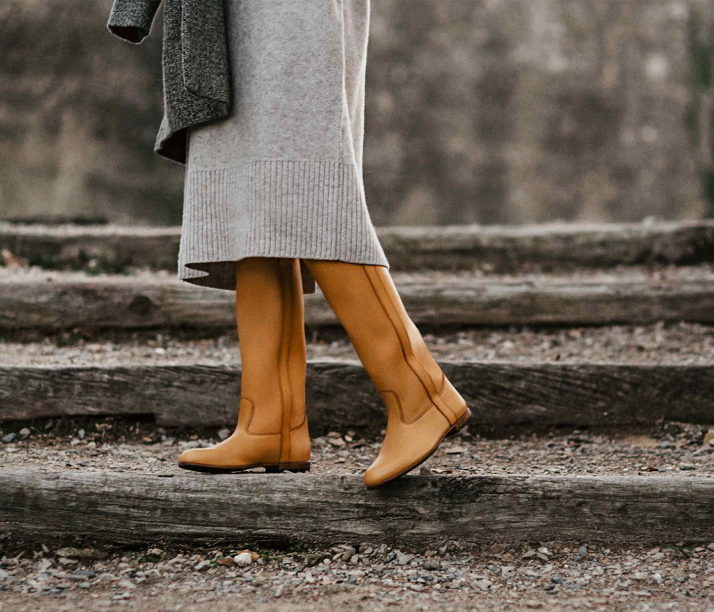 photo porté, belle paire de bottes en cuir naturel, avec une robe en laine, chaussure d'hiver, botte hiver, hiver dehors