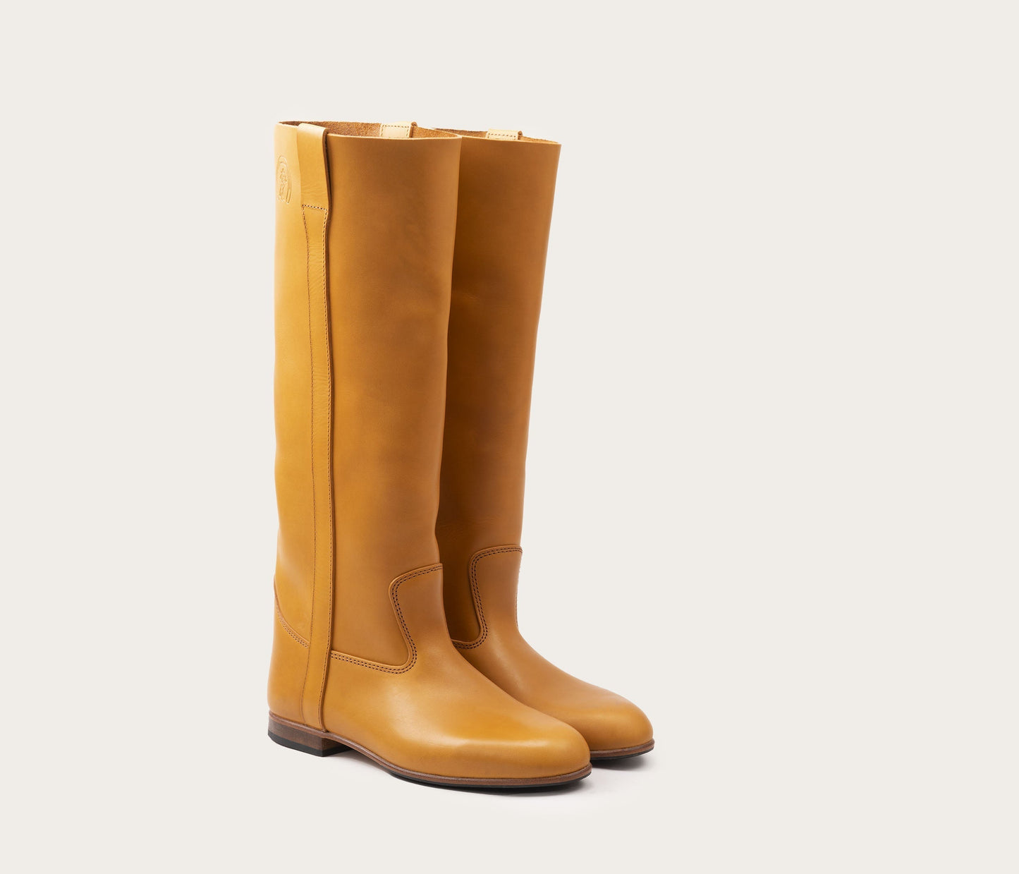 paire de botte haute, cuir naturel, fabrication française, botte droite, cuir naturel, simple boots, savoir faire made in france, chausseur, bottier français
