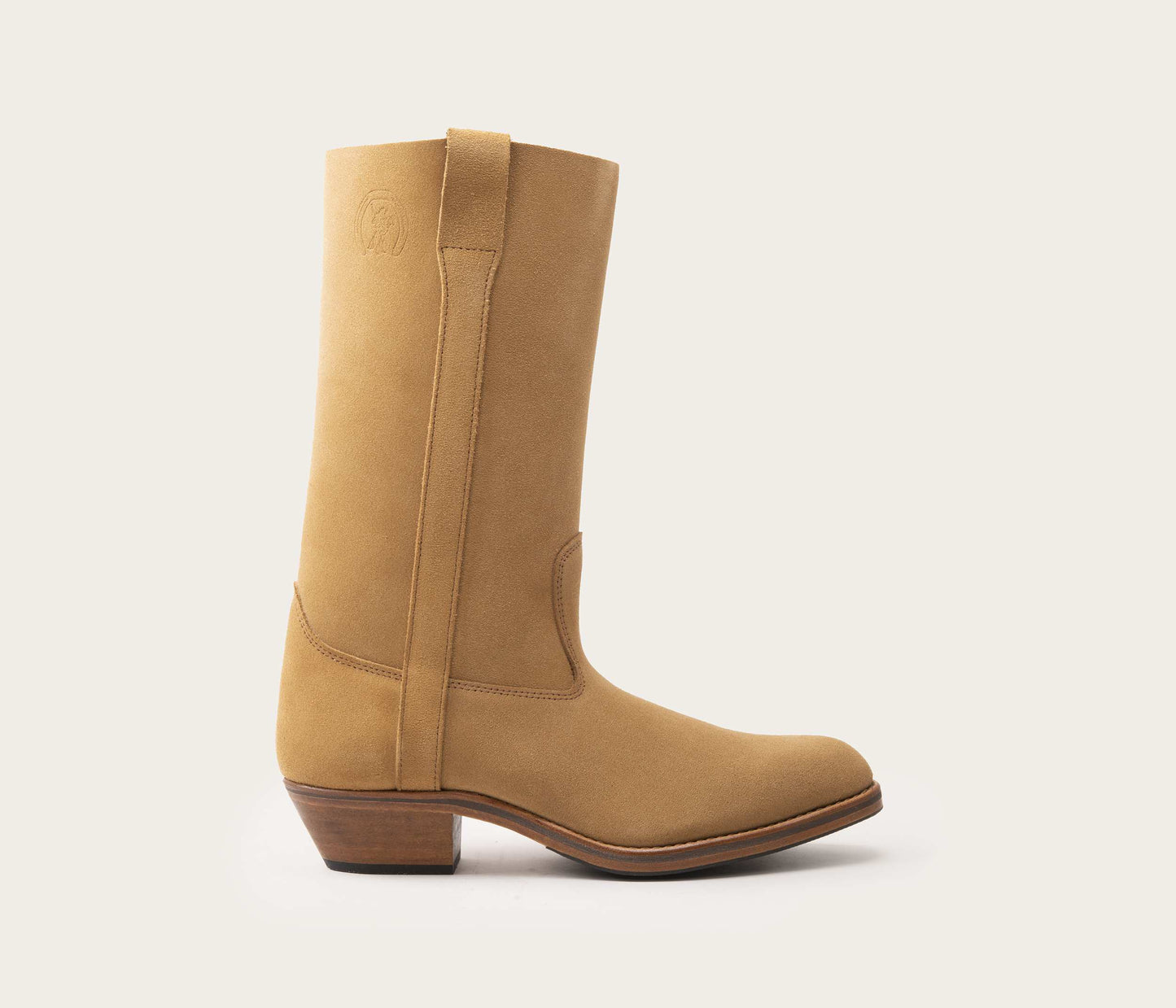 Bottes Gardian chaussure iconique BOTTE CAMARGUAISE LA BOTTE GARDIANE Tige en cuir pleine semelle en cuir naturel. Un témoignage de l'endurance de ceux qui les portent. Dans le village d'Aigues Vives, La Botte Gardiane incarne un héritage vivant. Labélisée Entreprise du Patrimoine Vivant Français depuis 2007