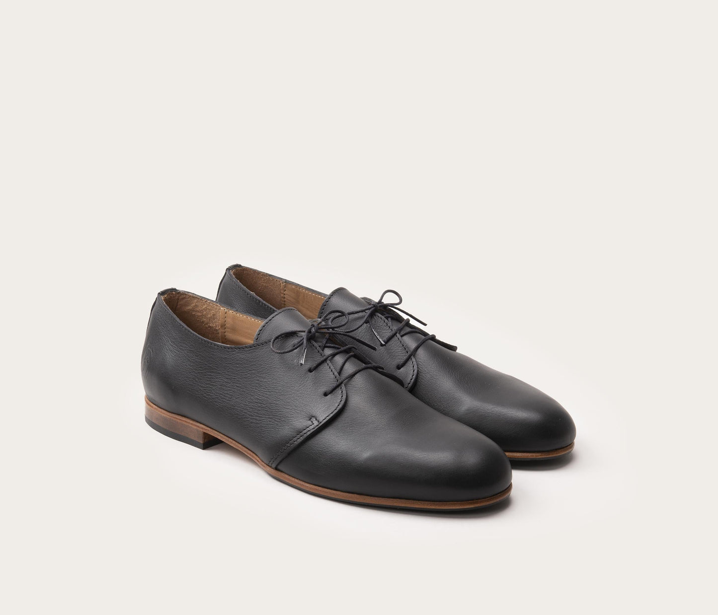 paire de derby la botte gardiane - paire chaussure de ville homme en cuir - paire de chaussure en cuir souple noir pour homme - Camargue entreprise - atelier artisanal - derby camarguais
