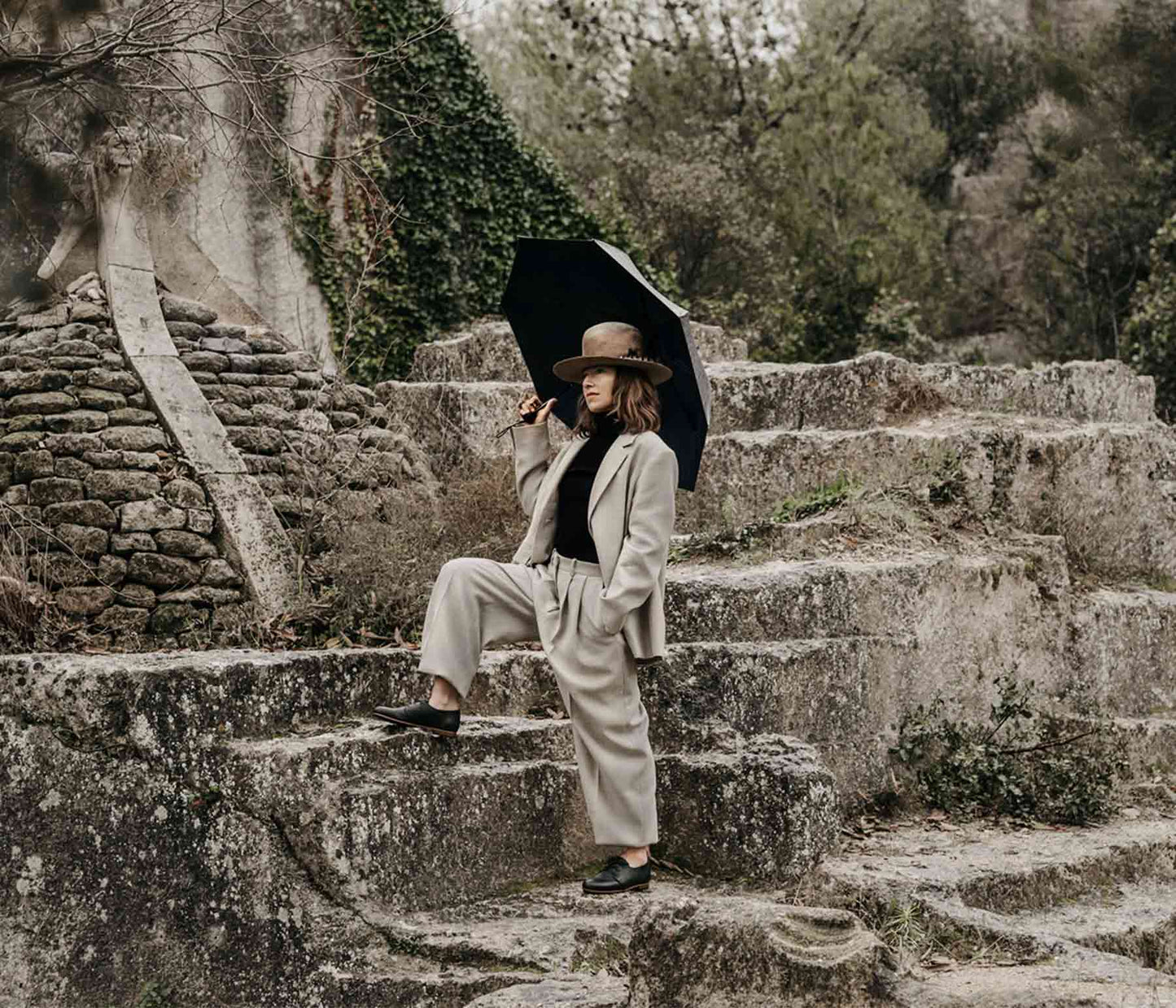 derby noir femme porté - la botte gardiane derby femme souple noir femme porté - tenues avec des chaussures de ville noire femme - la botte gardiane paire de derby porté femme - camargue tenues