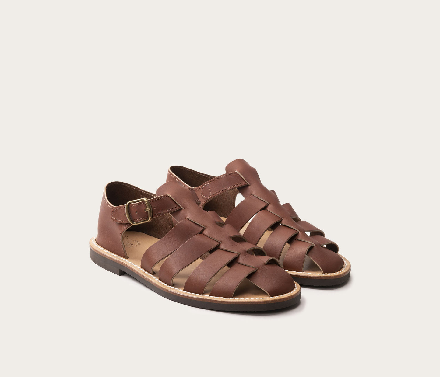 paire de sandales marron en cuir homme, paire de sandales marron style pêcheur, paire de chaussures d'eau en cuir homme, la botte gardiane modèle Géronimo marron, paire de sandales homme fabriquée en France