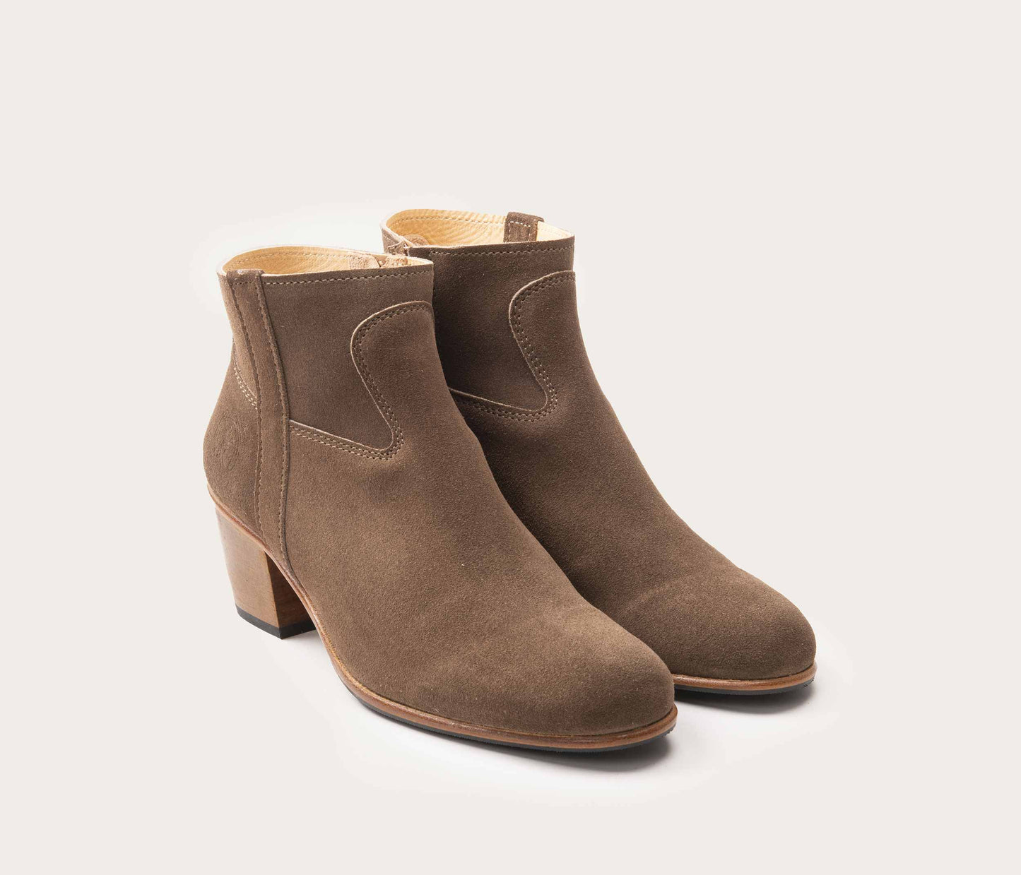 paire de bottine zippée - paire de bottine à zip en daim - paire de bottine en velours et à talon - paire de bottine camarguaise - paire de bottine à talon en cuir taupe femme