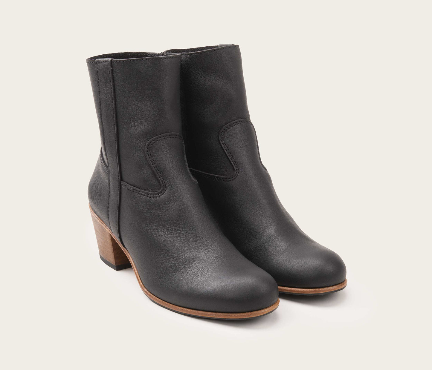 paire de bottine à talon femme - paire de bottine noire zip - chaussure femme en cuir noir - paire de bottine haute noire en cuir souple - la botte gardiane bottine femme noire - paire de bottine artisanale - fabriqué en camargue