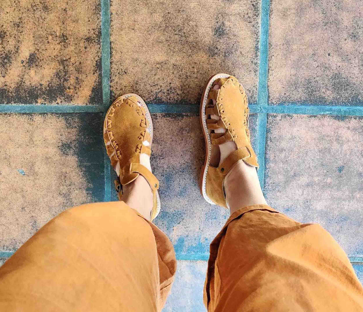 modèle Serge la botte gardiane porté, sandale en daim ouverte style chaussure d'eau porté, label epv chaussures