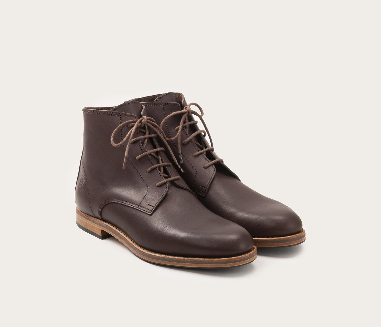 paire de bottine en cuir café - paire de boots à lacets pour homme - paire de bottines à lacets en cuir gras - cuir suportlo français - paire de chaussure en cuir français - paire de boots - paire de bottines avec des lacets style gardian - style gardian chaussure - made in camargue