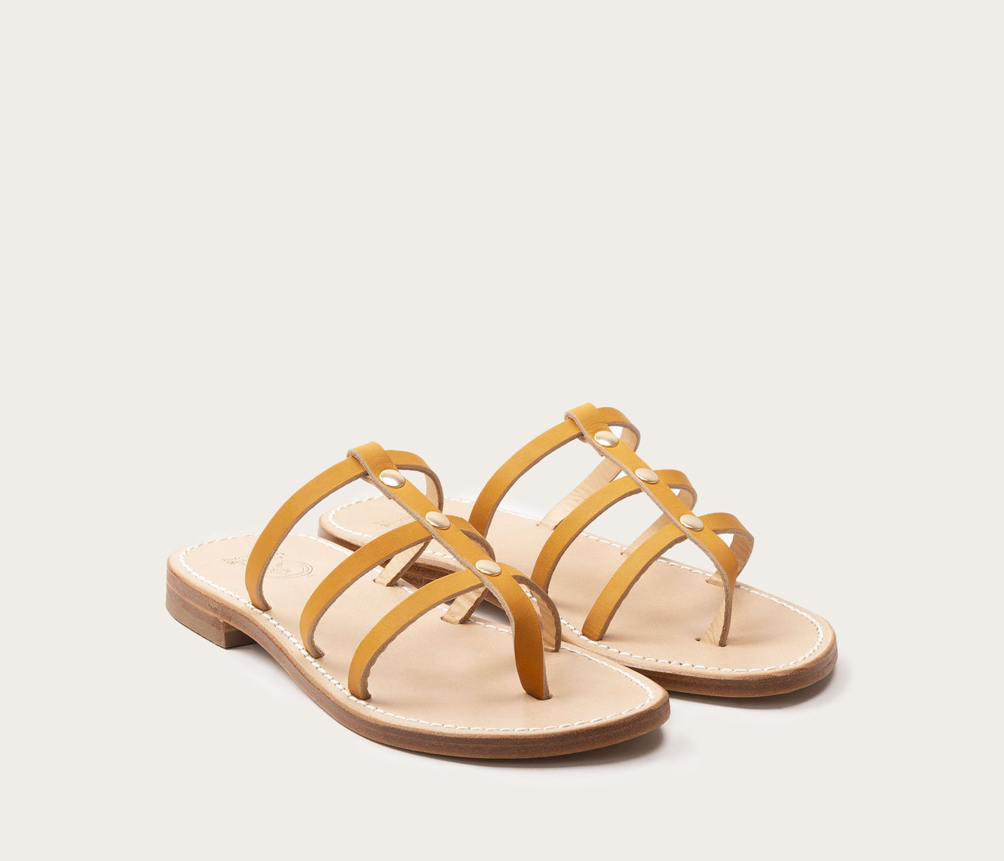 paire de sandale en cuir femme, sandale camel en cuir, paire de sandale femme en cuir naturel, paire de claquettes en cuir, claquettes en cuir femme, paire de claquettes modernes, paire de sandales plates, paire de nu pieds en cuir, paire de nu pieds à talon plat, nu pieds en cuir femme artisanaux, claquettes en cuir artisanales, sandales fabriquées en France, claquettes made in France, La botte gardiane sandales Lunel, Lunel sandales,