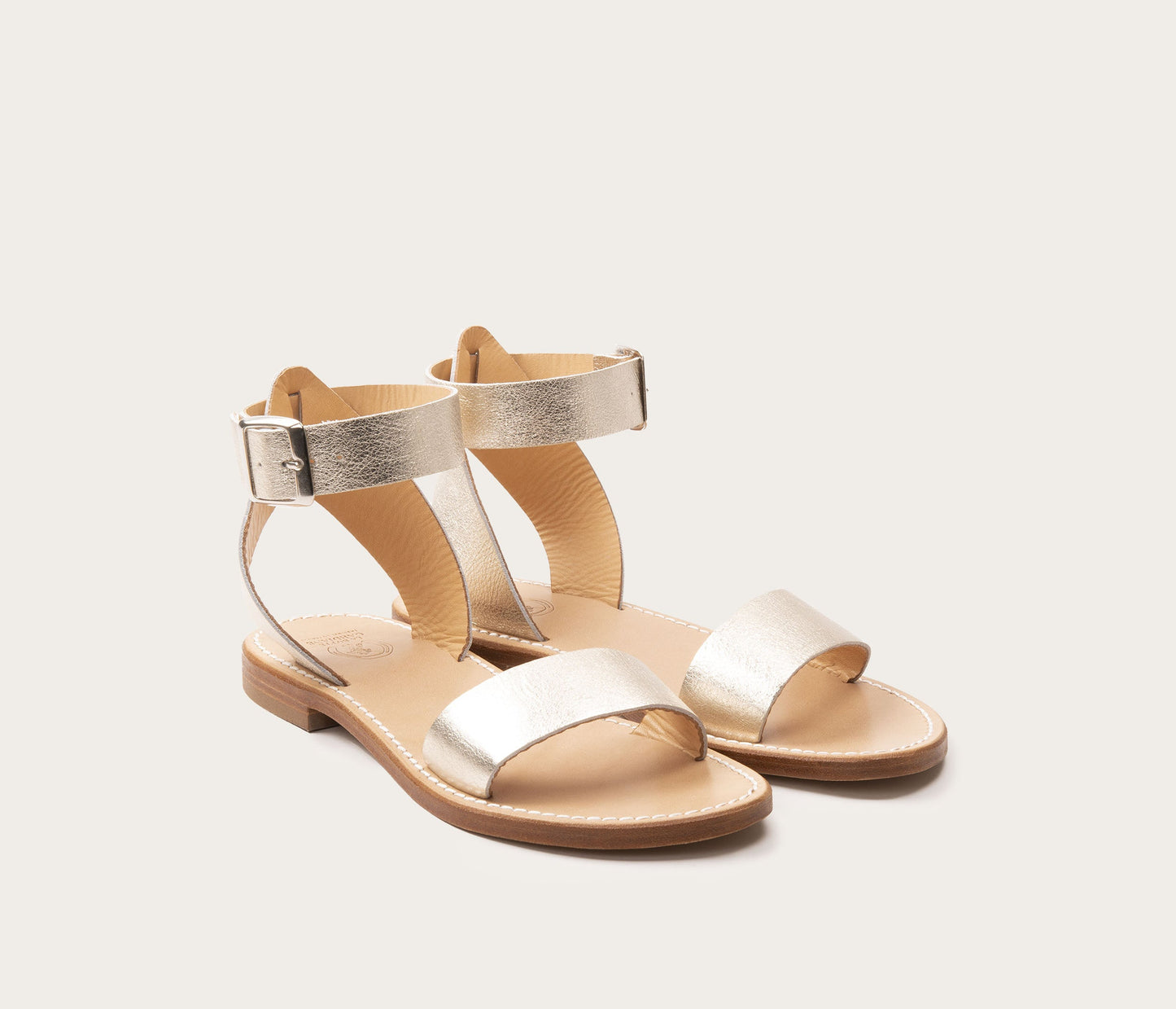 paire de sandale champagne, paire de sandale argentée en cuir, paire de sandale métallisée, paire de sandales femme en cuir métallisé argenté, la botte gardiane modèle Mage champagne