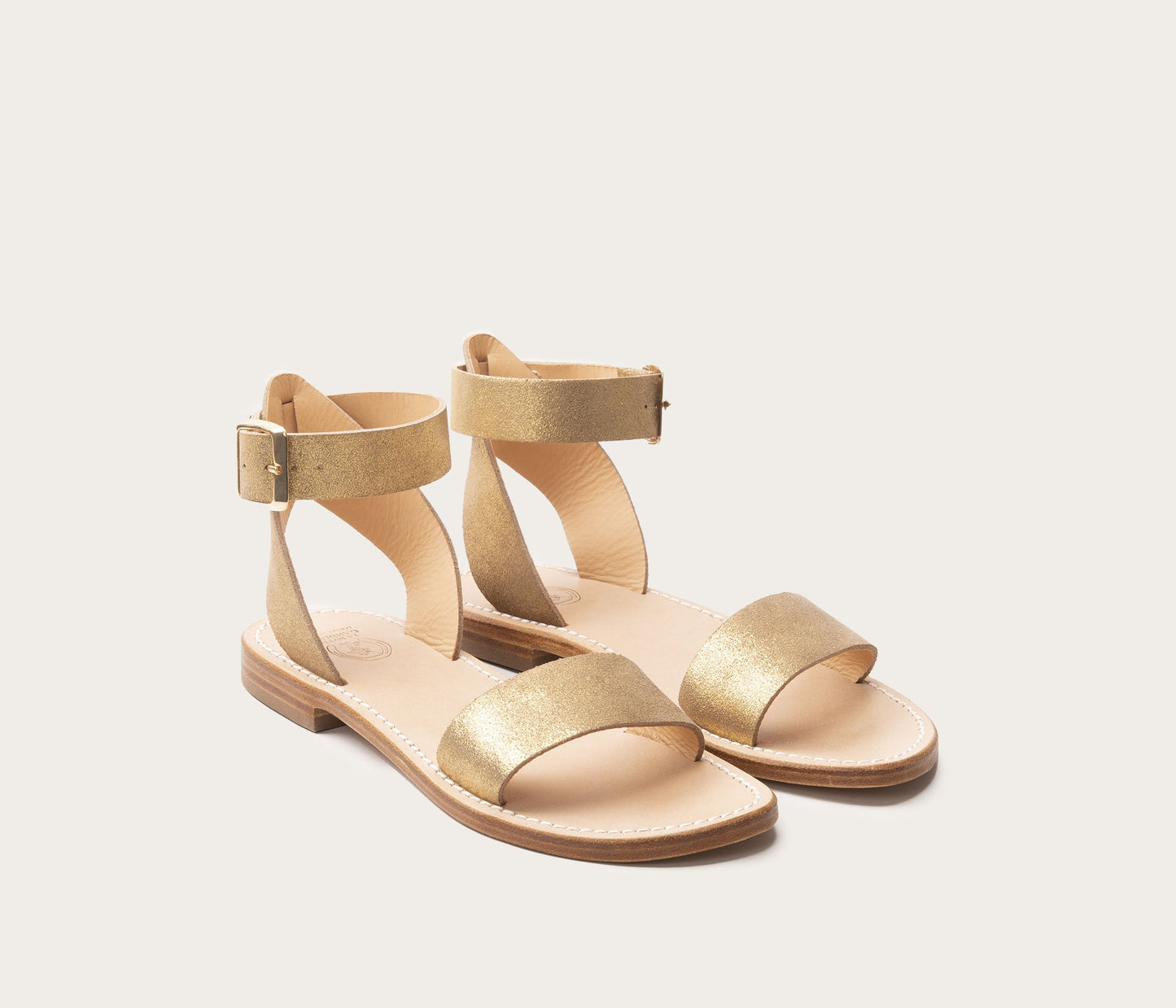 paire de sandale femme dorée, la botte gardiane modèle mage doré, paire de sandales brillantes doré, paire de sandale en cuir doré pailleté
