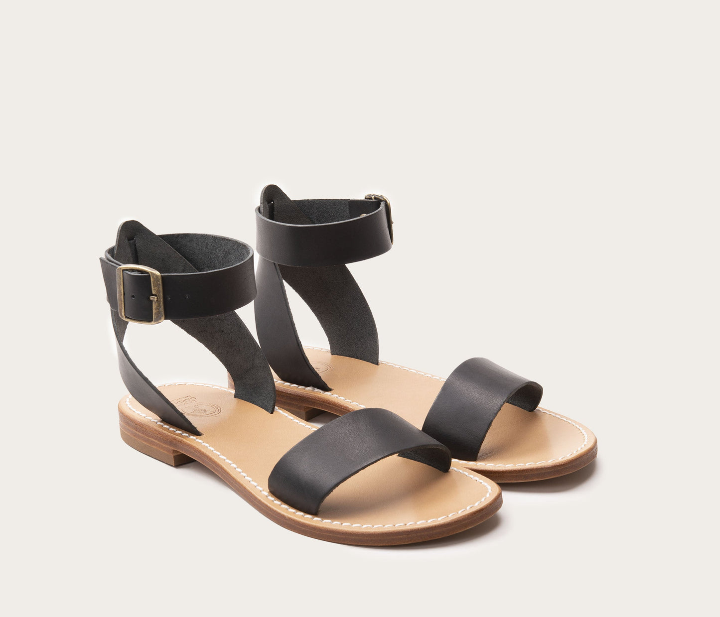 paire de sandale noire en cuir femme, nu pieds noirs en cuir femme la botte gardiane, fabriqué en France, artisanat, chaussures en cuir fait main, camargue