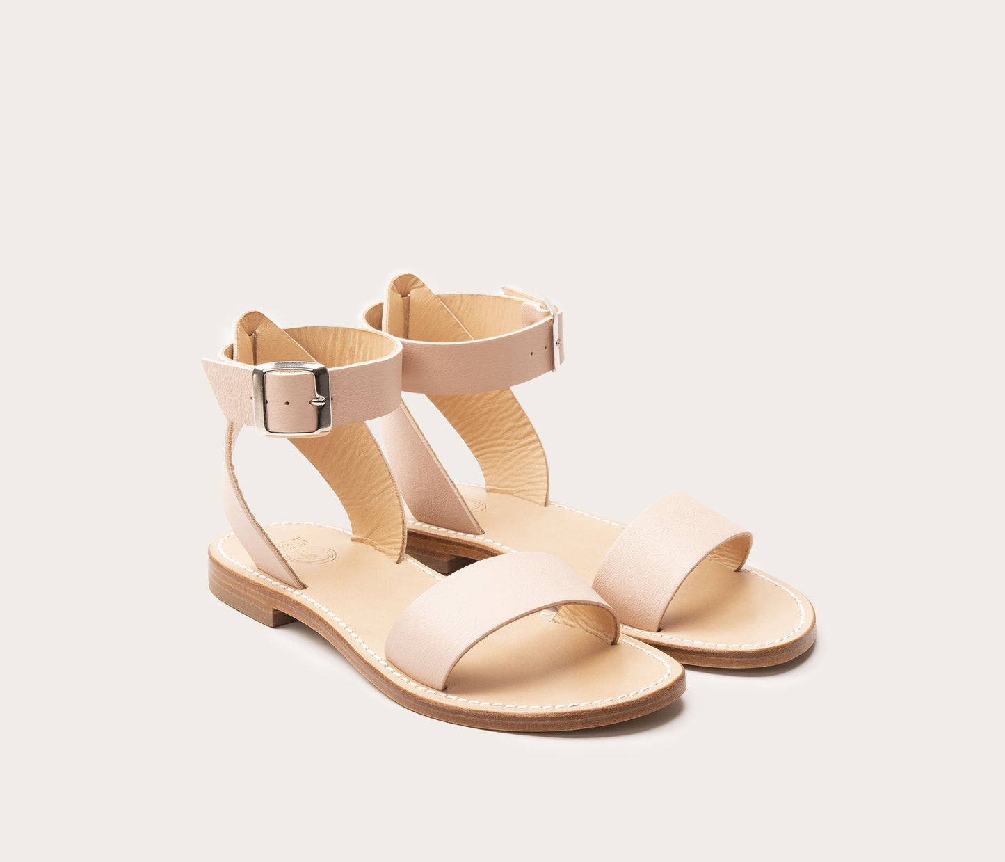 paire de sandale en cuir nude, paire de sandale beige en cuir pour femme, paire de sandale fabriquée artisanalement, label EPV chaussure, fabrication française, nu pieds femme en cuir beige, chaussure fabriquée en Camargue