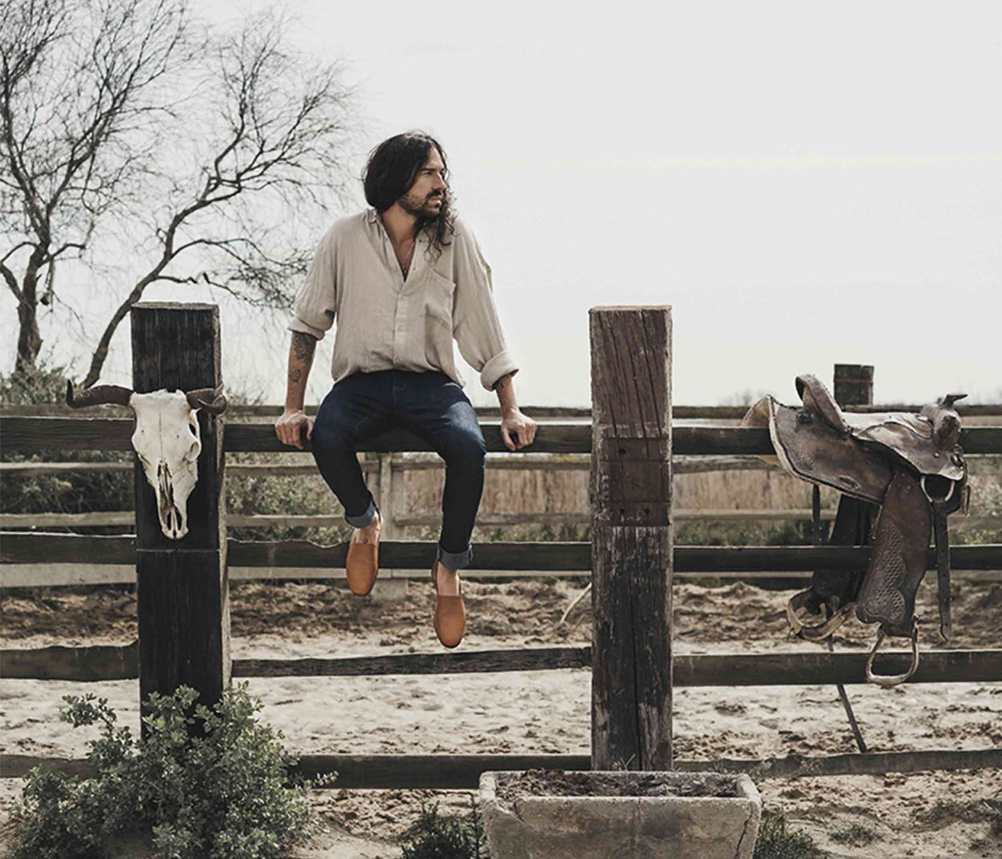 camargue shooting - idées tenues mocassins en cuir homme - mocassin homme en cuir porté - espadrilles camarguaises portée - espadrilles en cuir homme porté
