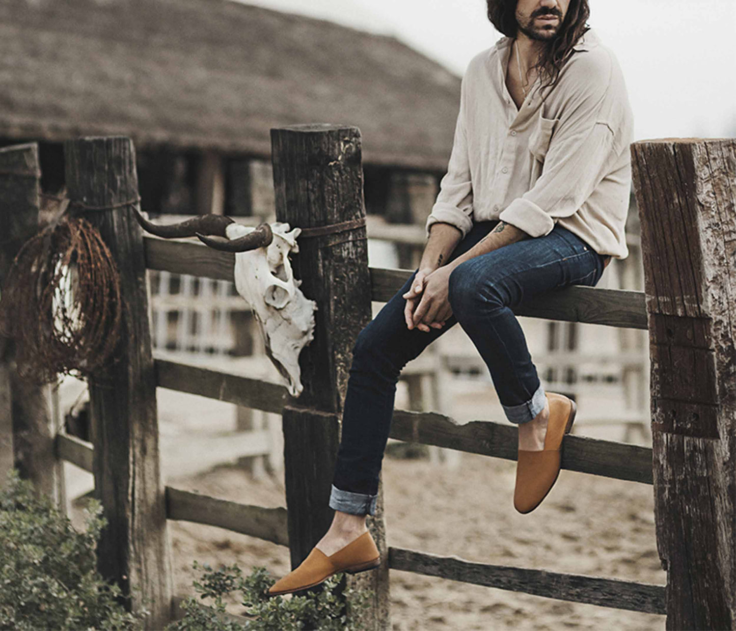 maury mocassin homme porté - la botte gardiane espadrilles en cuir - mocassin en cuir homme porté - mocassin en cuir camarguais - la botte gardiane espadrilles homme porté