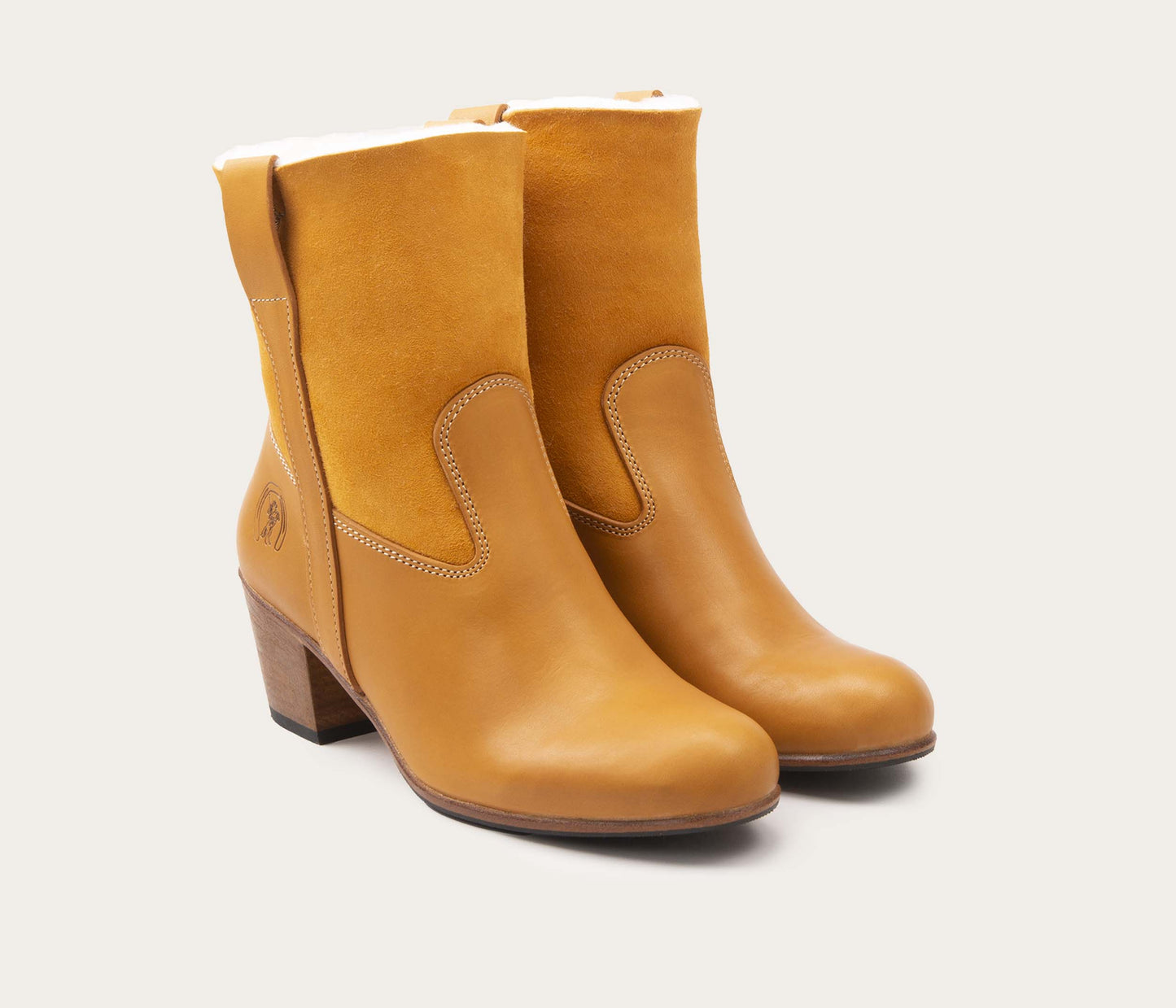 paire de bottine en cuir femme - paire de bottine femme en mouton - paire de bottine montagne en cuir - paire de bottine à talon femme en cuir - paire de bottine en cuir français naturel et mouton - paire de bottine à talon femme style montagnard